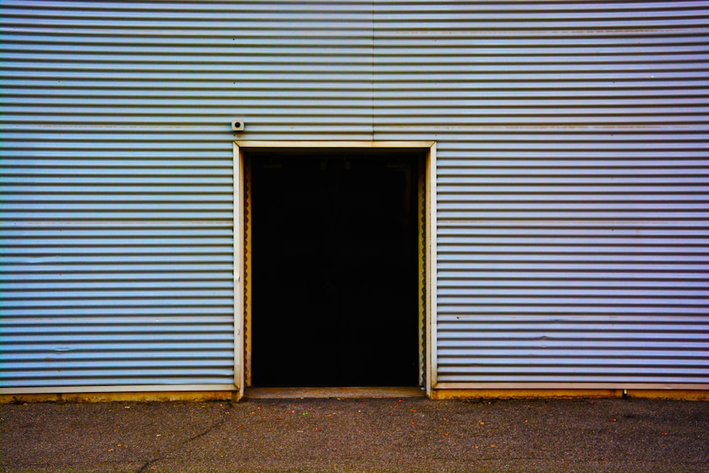 close-up photography of gray building during daytrime