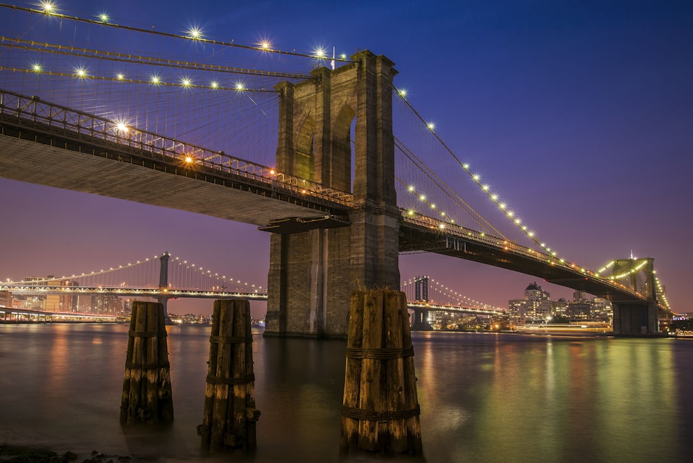 夜のライトアップで飾られるブルックリン橋