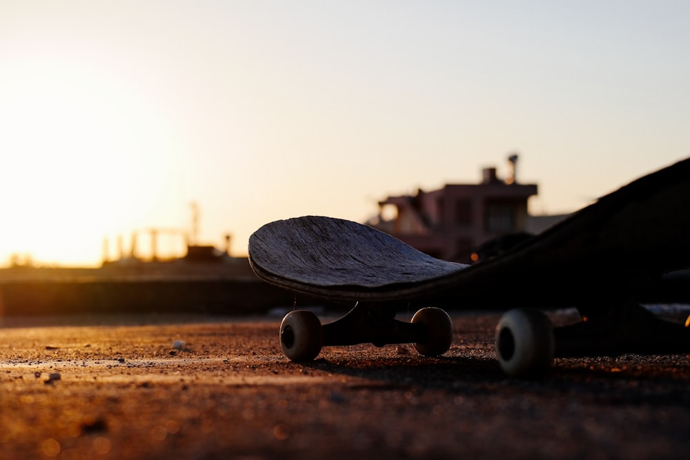 foto ravvicinata della tavola da skateboard grigia