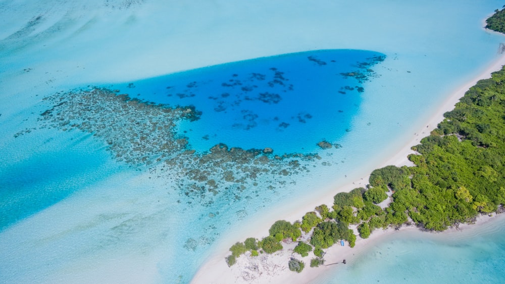 Luftaufnahme der Insel bei Tag