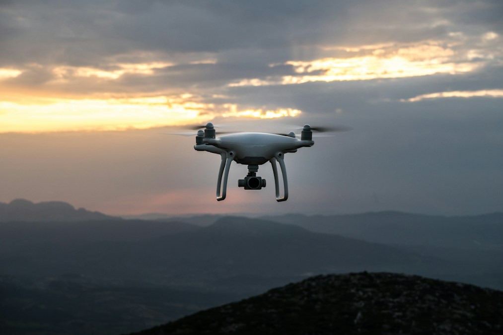 Un drone en vol au-dessus de collines, comme ceux qui servent aux gardiens pour pister les fugitifs