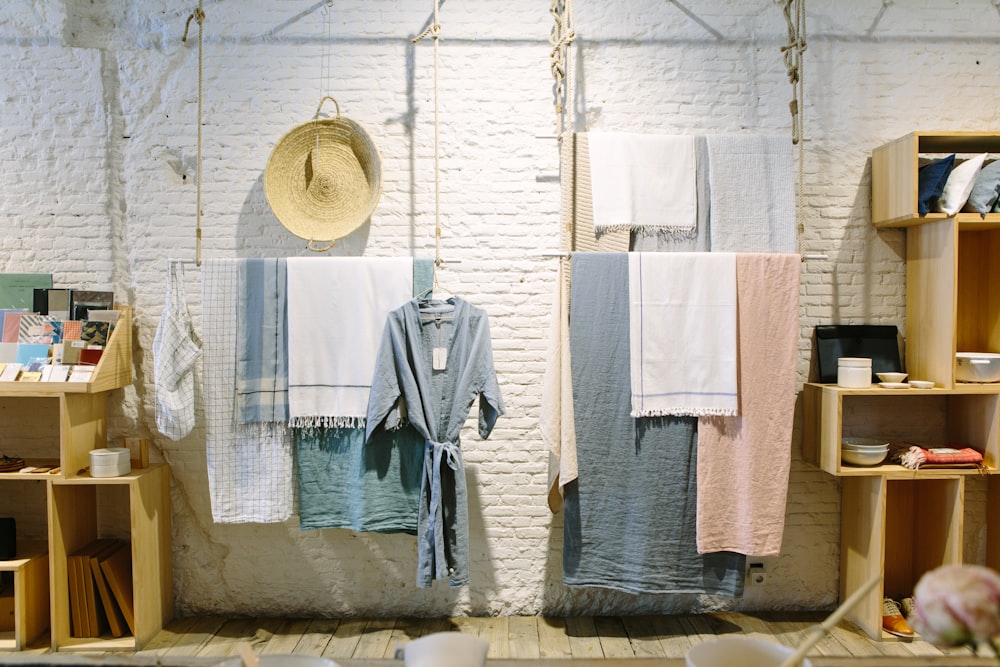 toalhas de cores variadas penduradas dentro do quarto