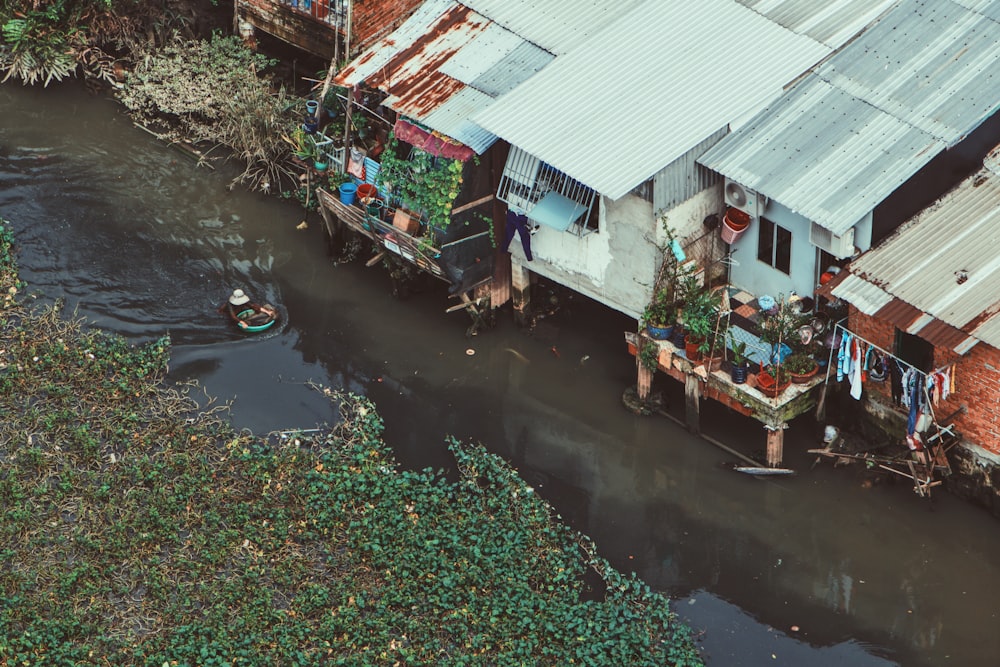 강가의 집의 항공 사진