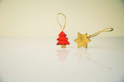 star and red tree christmas tree ornaments decorate teams background