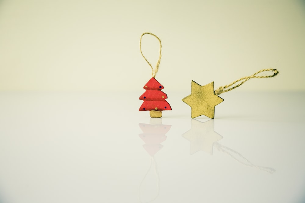 Adornos de árbol de Navidad de estrella y árbol rojo