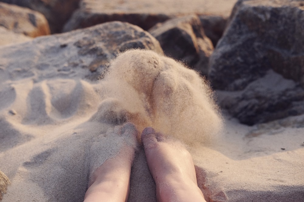 모래 위에 사람의 발
