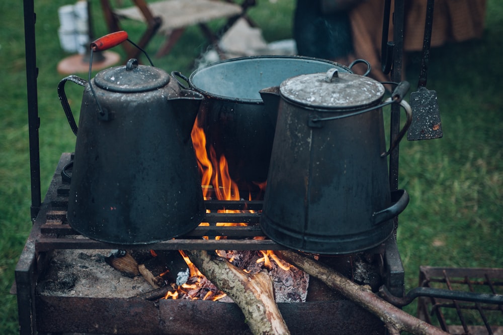 deux bouilloires et une casserole sur le feu