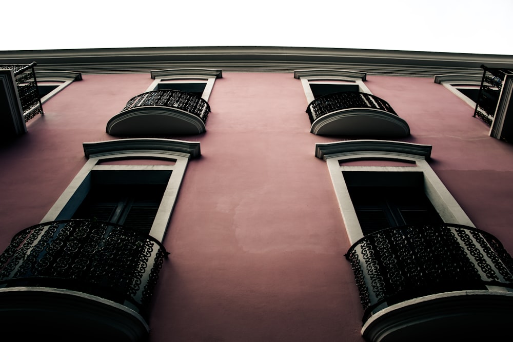 낮에는 분홍색과 흰색 콘크리트 건물