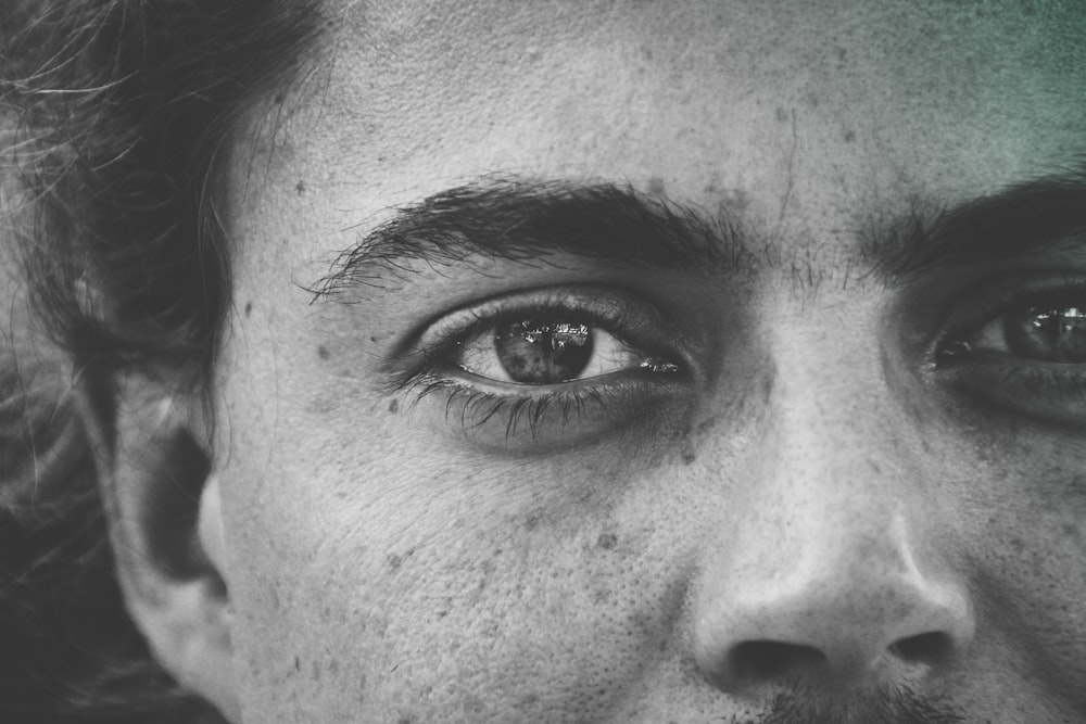 Una foto in bianco e nero degli occhi di un uomo