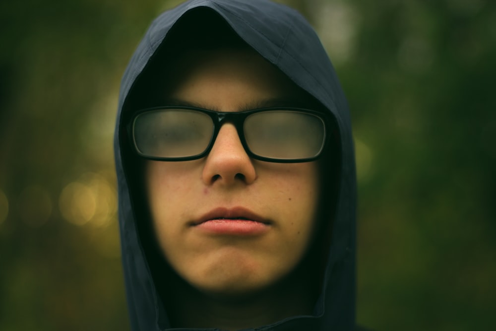 Photographie sélective de mise au point d’un homme portant des lunettes