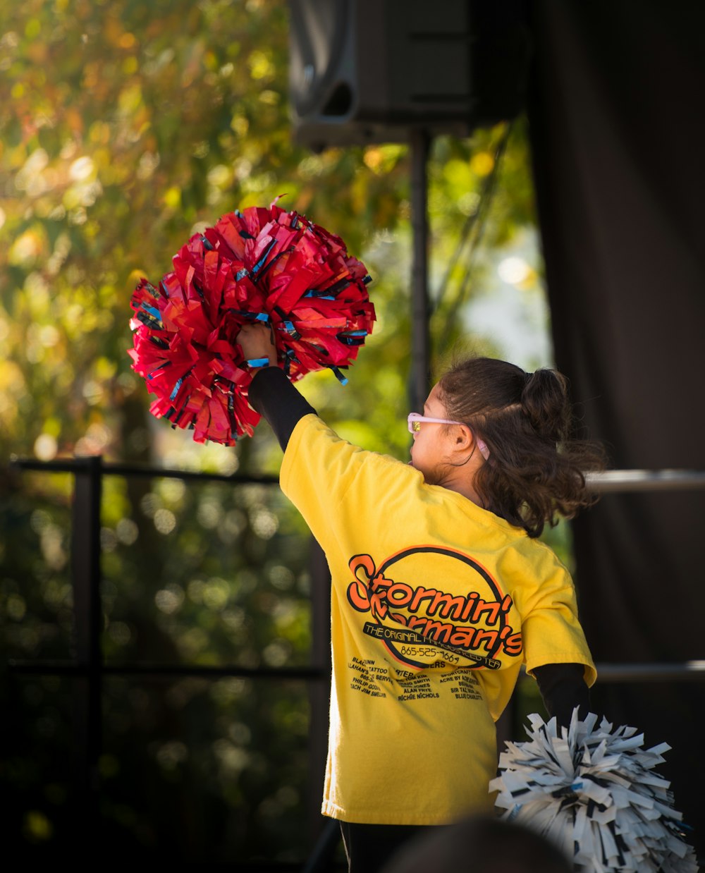 muchacha sosteniendo pompón bailarín de la alegría