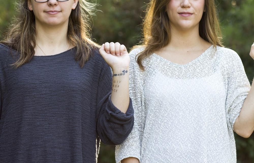 femme montrant son poignet avec un tatouage