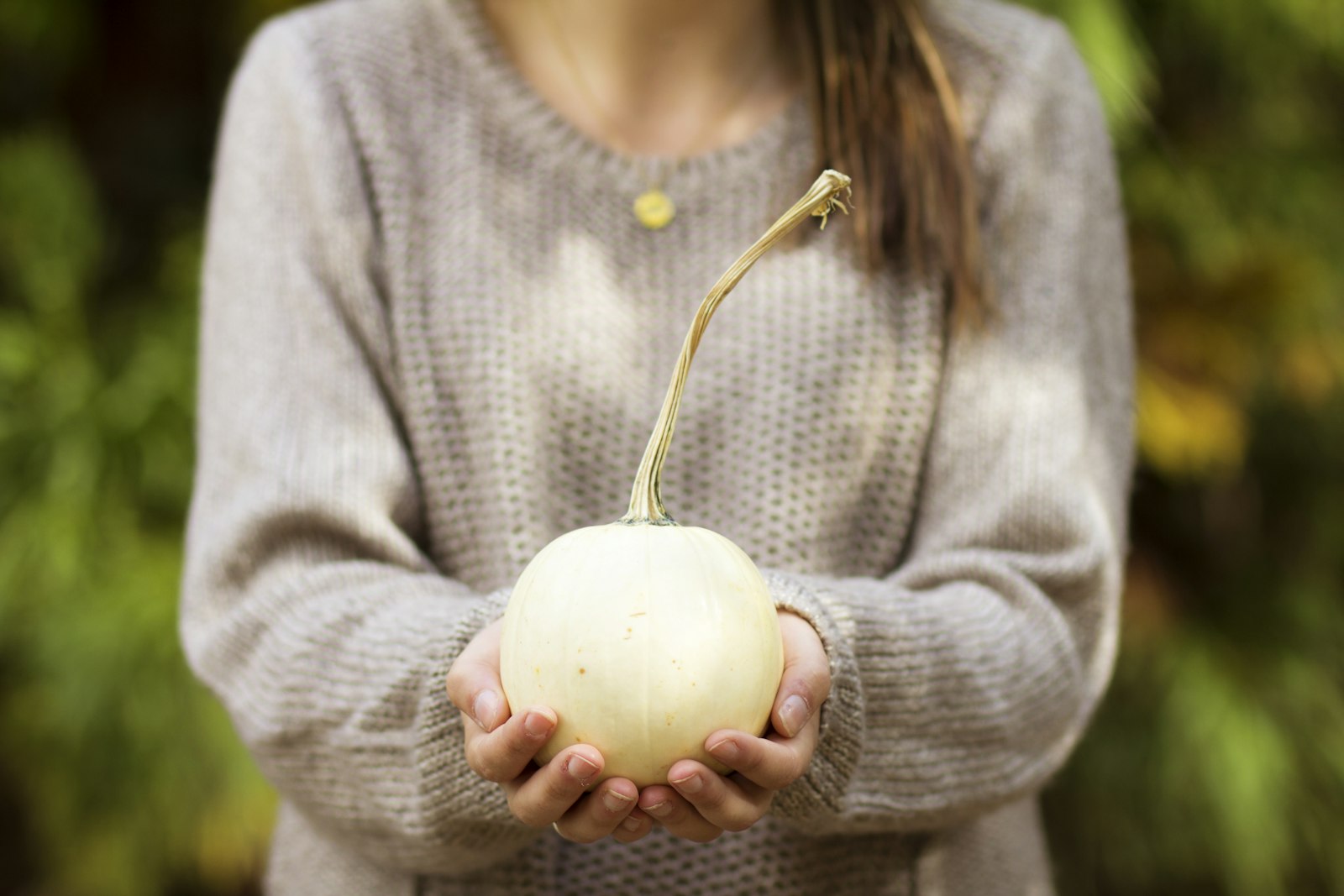 Canon EOS 60D + Canon EF 85mm F1.8 USM sample photo. Woman holding white round photography