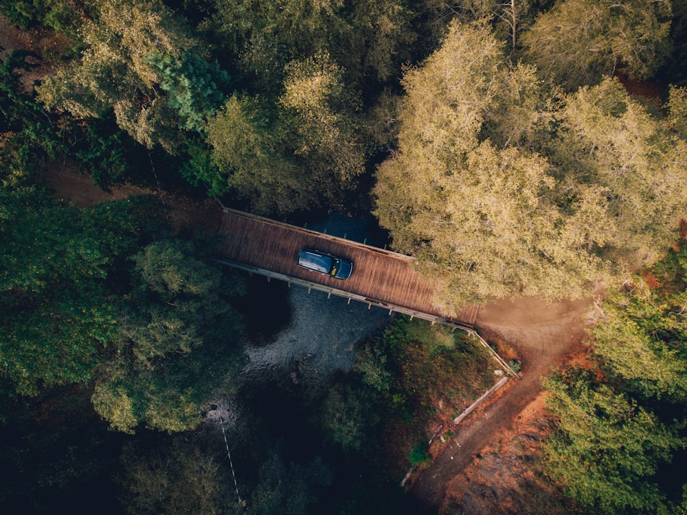 foto aérea da ponte de travessia do carro azul