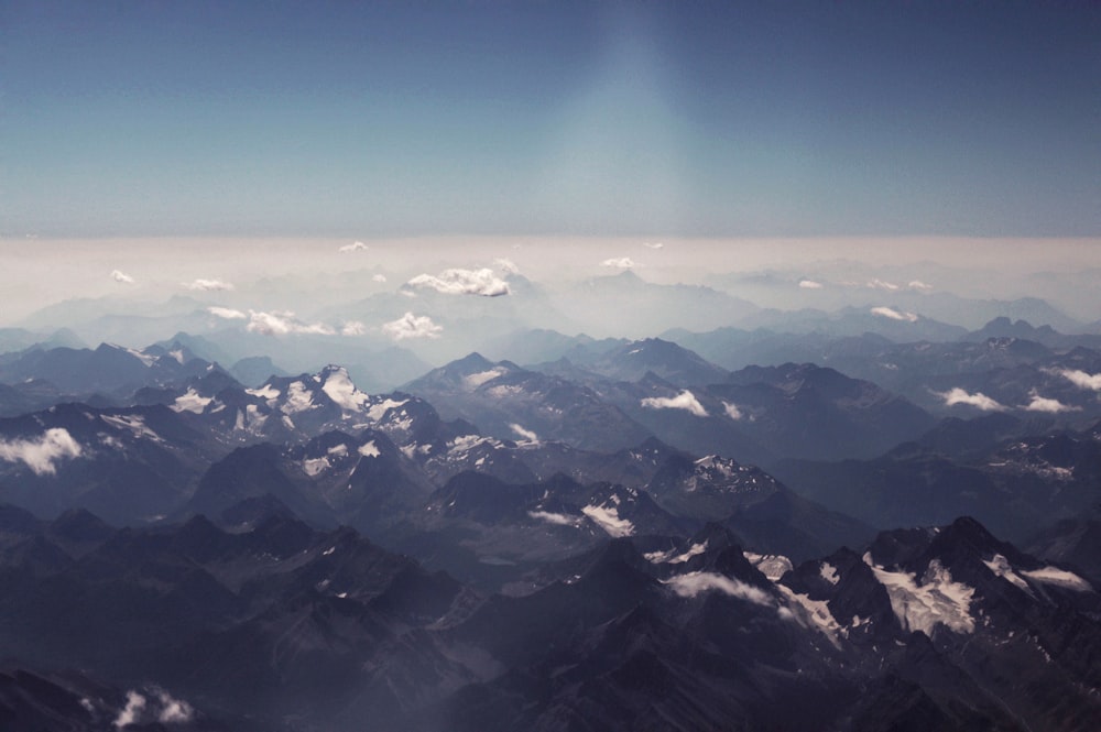 Veduta aerea della montagna in bianco e nero