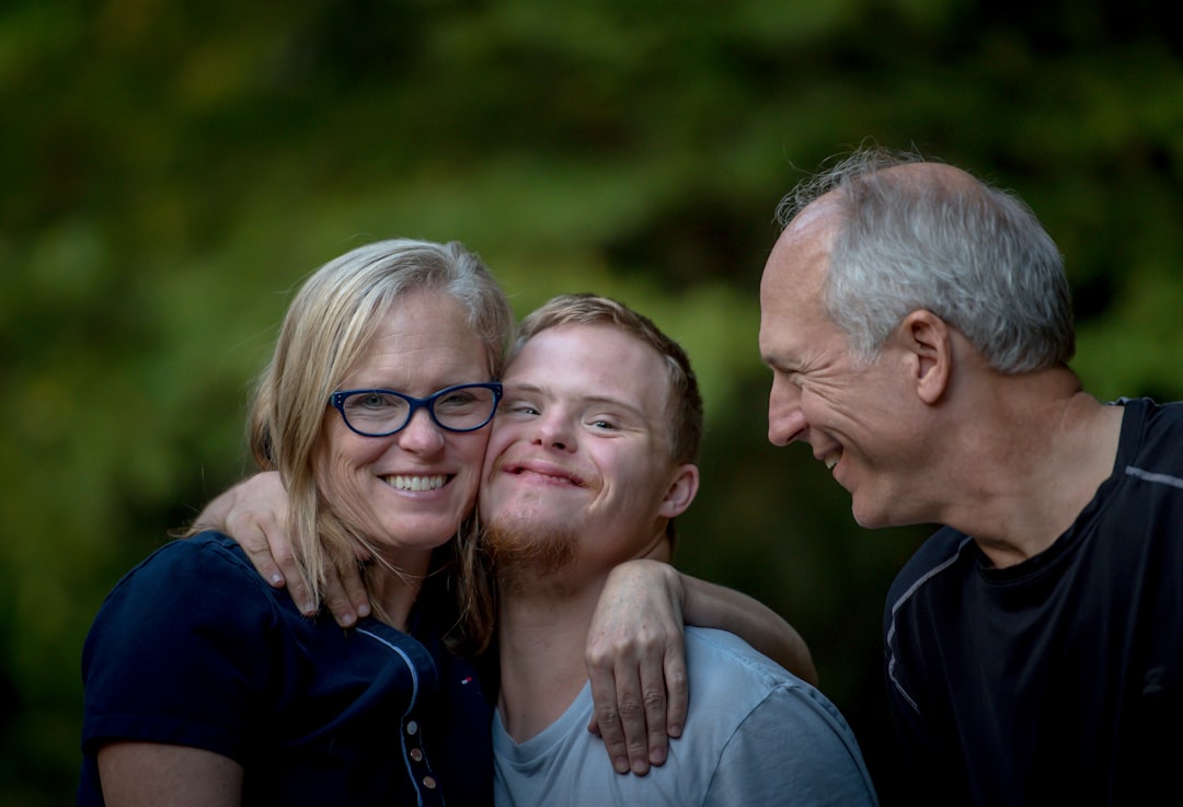 foto de família sorrindo e abraçando o filho