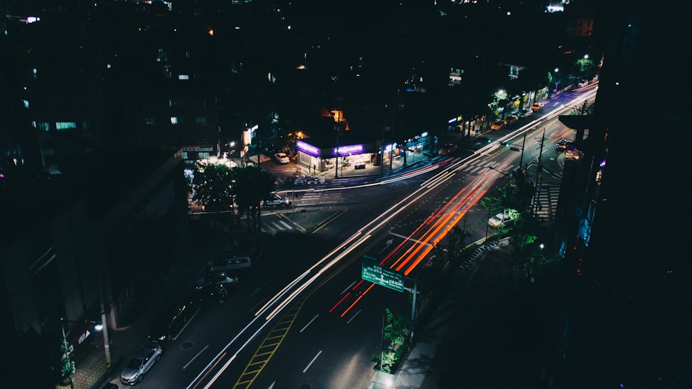 夜間に道路を通過する車両のタイムラプス撮影