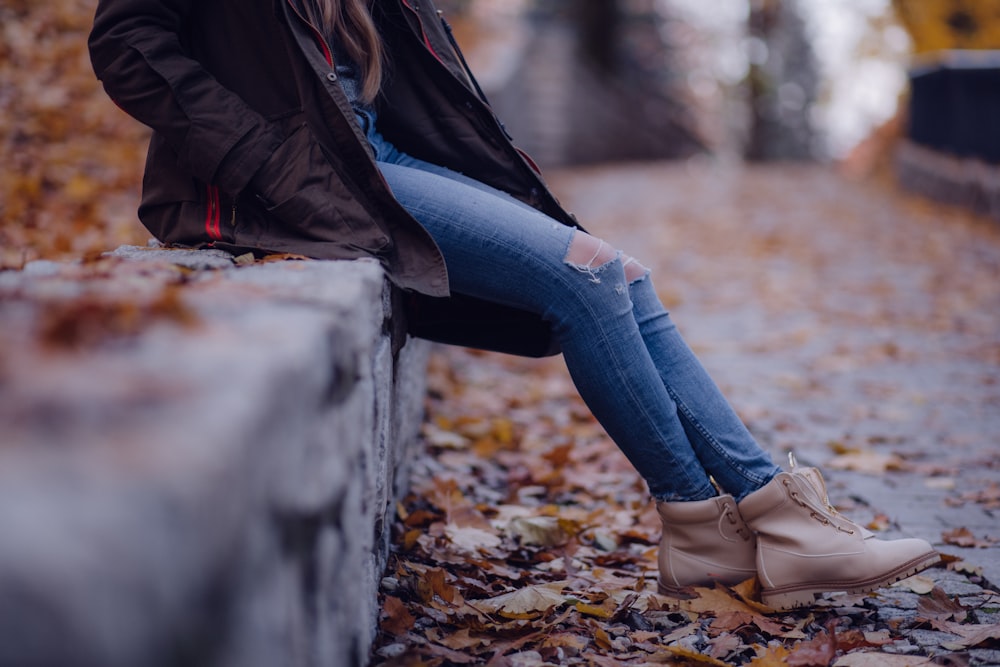 femme s’assoit sur une chaise