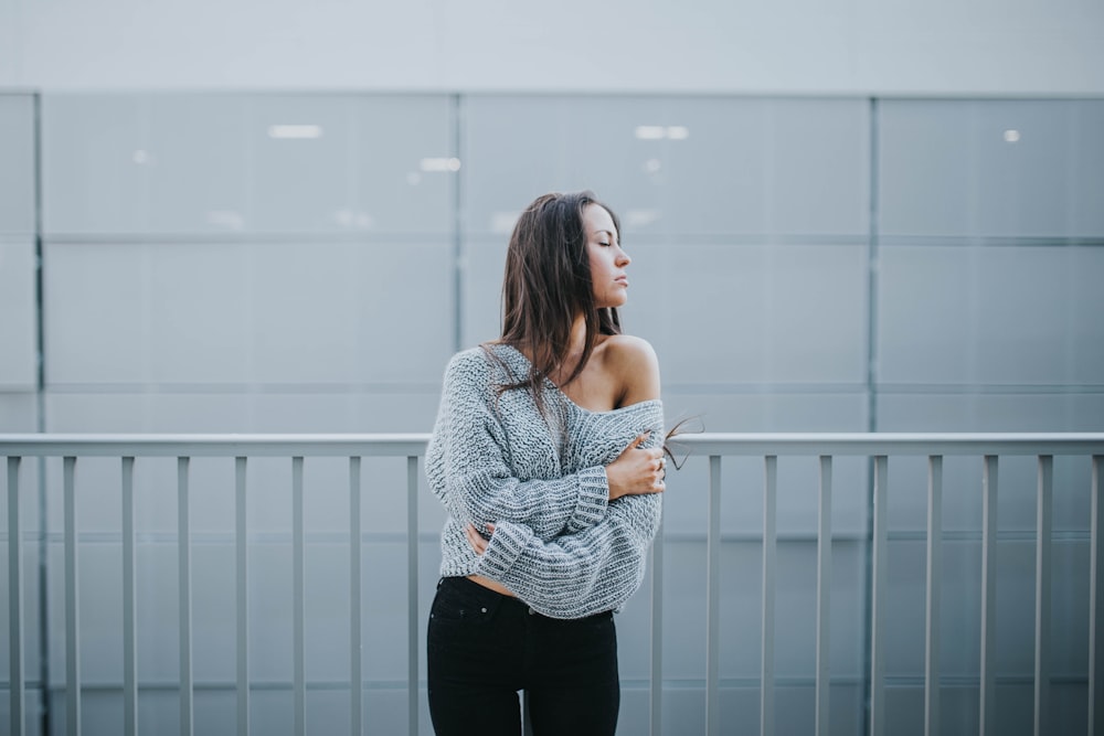 Mujer con suéter gris