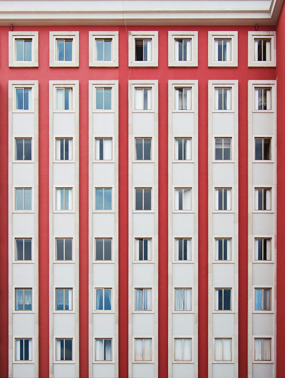 白と赤のコンクリートの建物