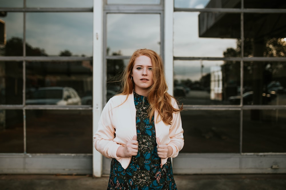 Mujer sosteniendo su chaqueta