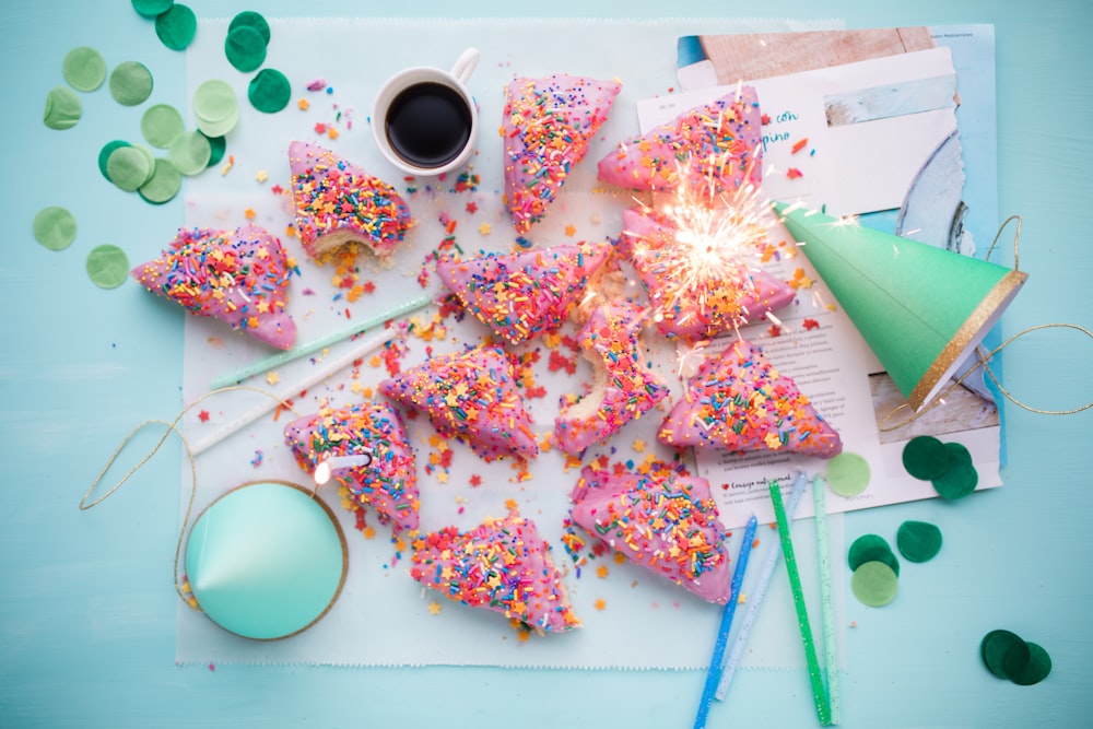 Grüne Papiertüte in der Nähe von Kuchen schneiden