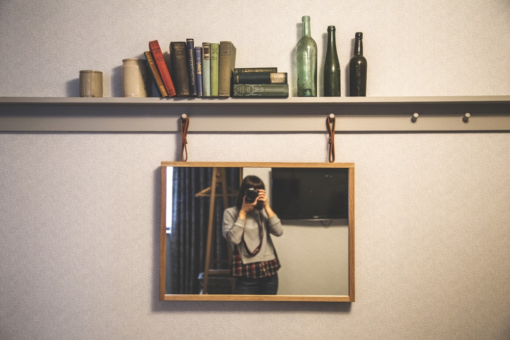 鏡の前で写真を撮る女性