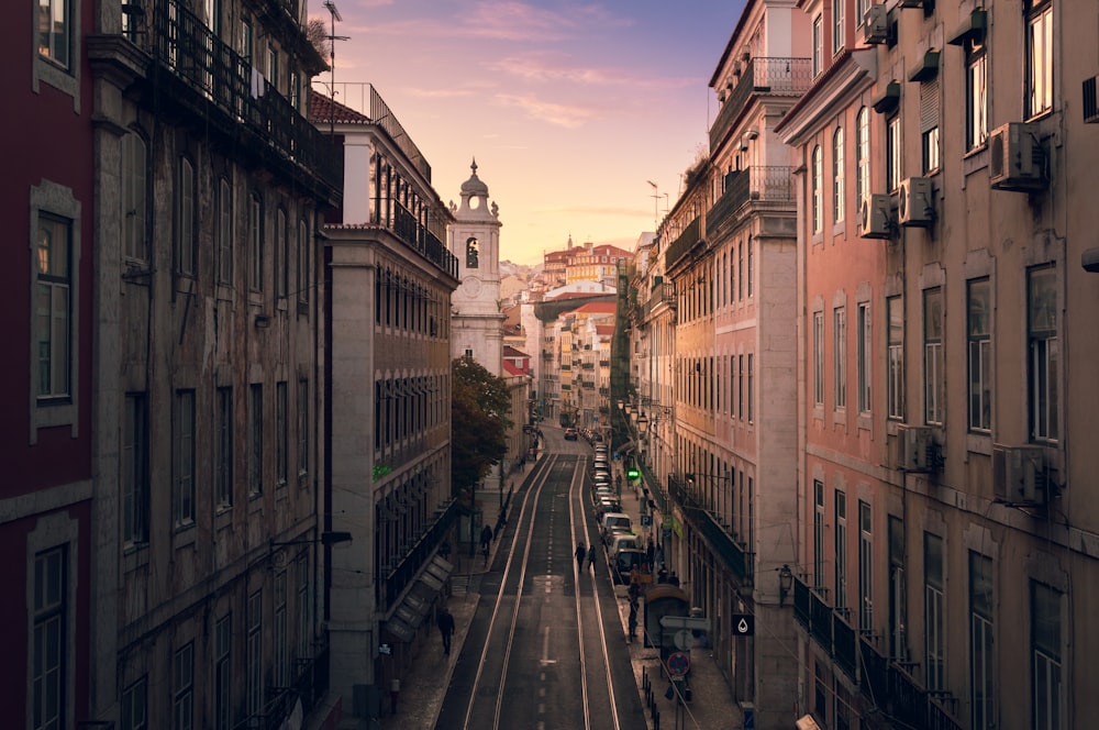 strada in mezzo a grandi edifici