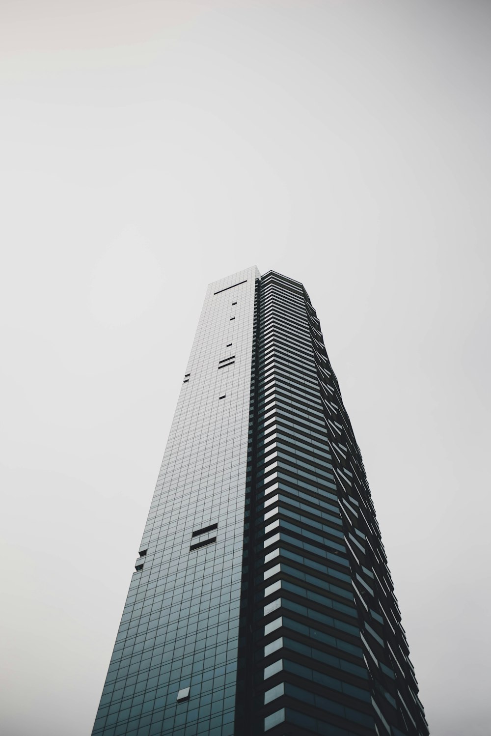 灰色の建物のワーム目線写真
