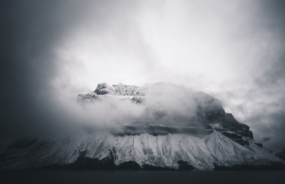 Les montagnes sont couvertes de neige