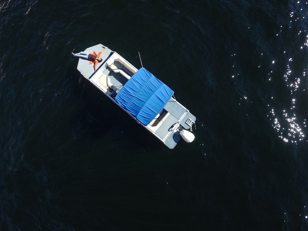 Foto aérea de un barco gris en el cuerpo de agua