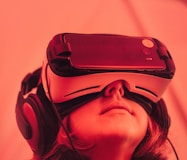 girl wearing VR goggle by Samuel Zeller (https://unsplash.com/@samuelzeller)