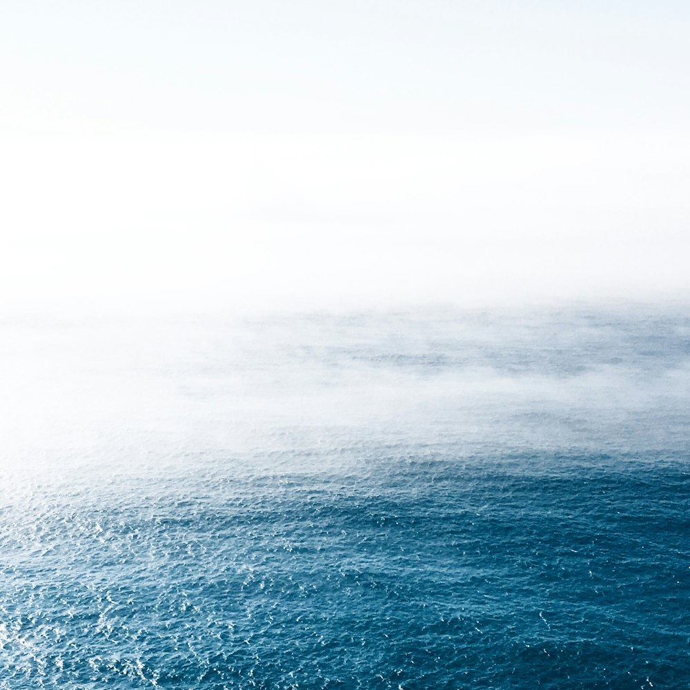 Océano azul en calma