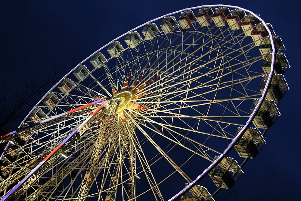 Grande roue pendant la nuit