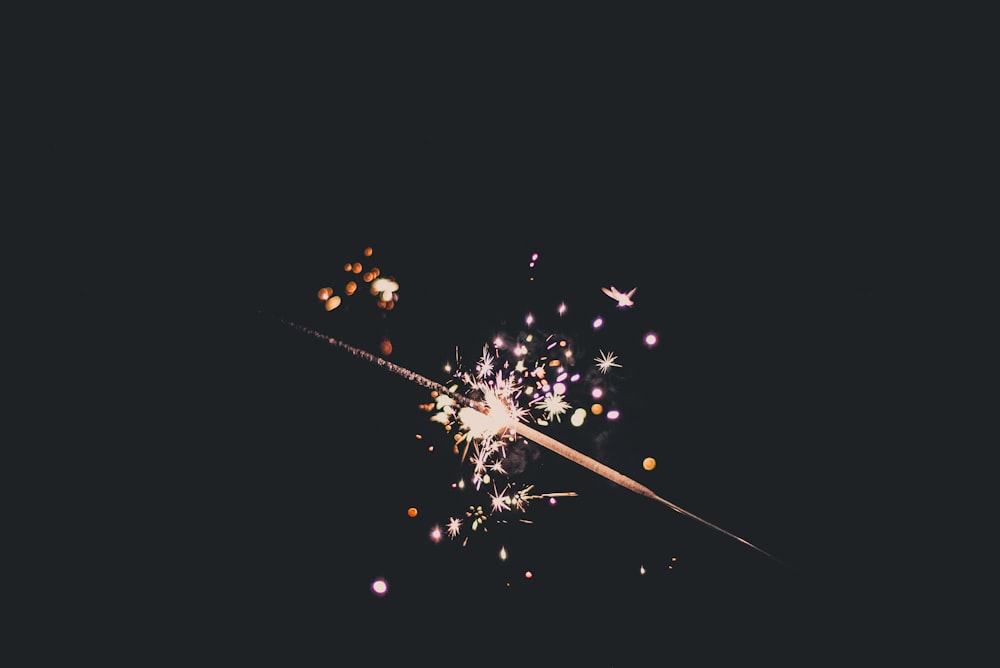 Un mucchio di fuochi d'artificio che sono al buio