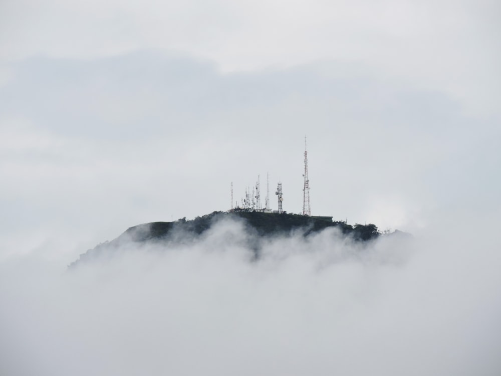 Funktürme auf einem wolkenverhangenen Berg in Brasilien