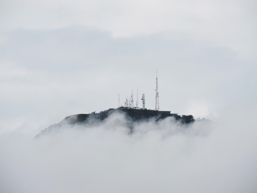 Torres de rádio no topo de uma montanha envolta em nuvens no Brasil