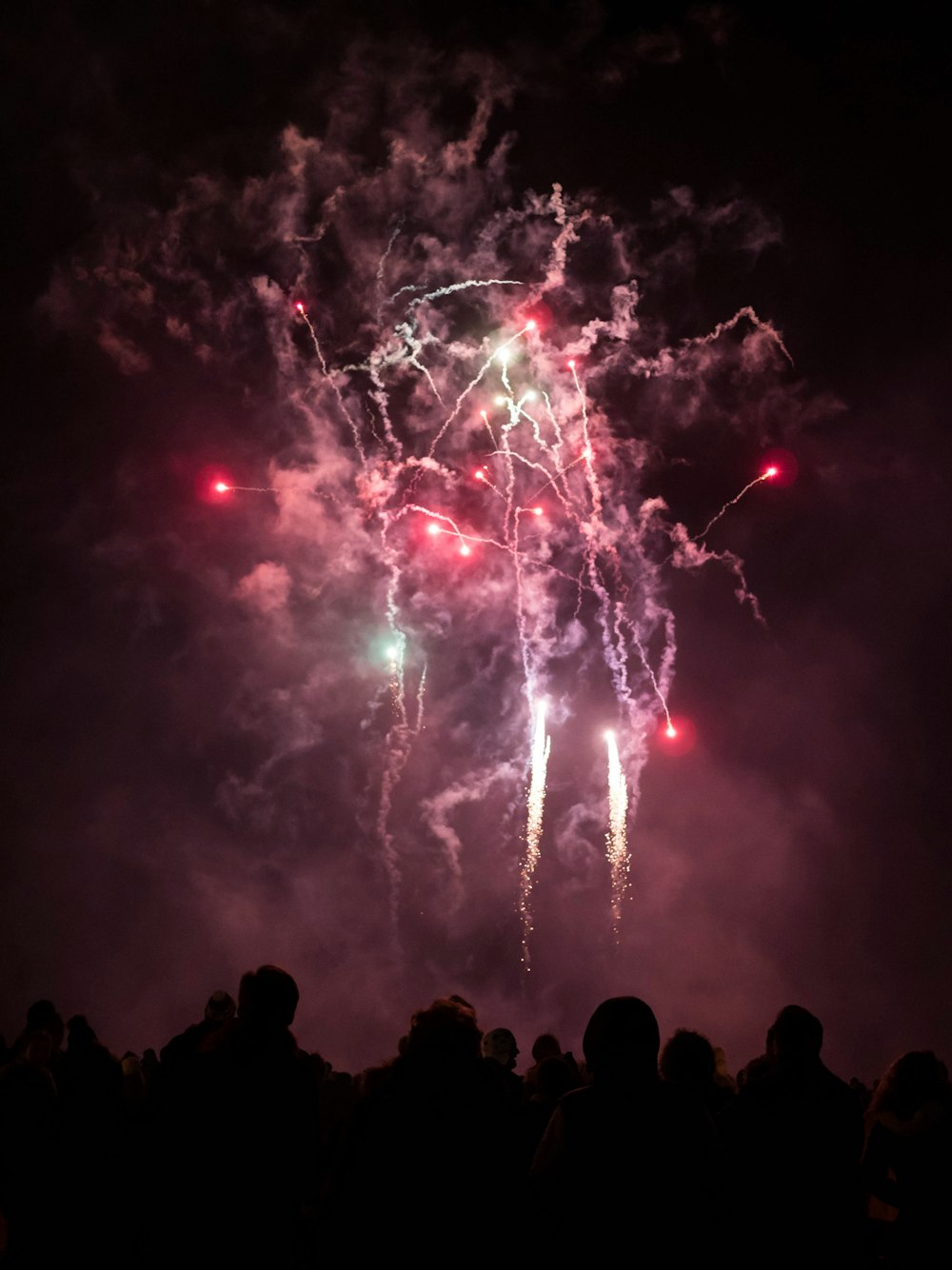 Fuegos artificiales blancos y rosas