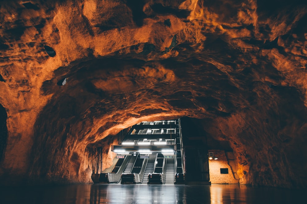 grotte avec escalator
