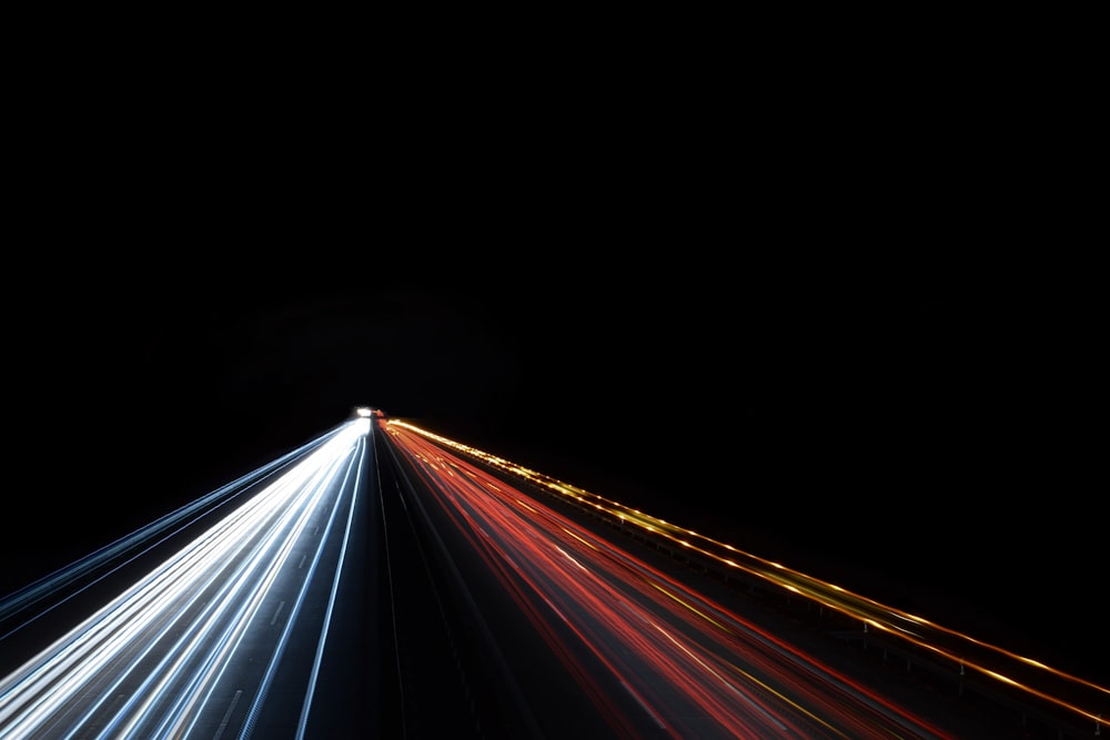 Foto de baja exposición de coches en la carretera durante la noche