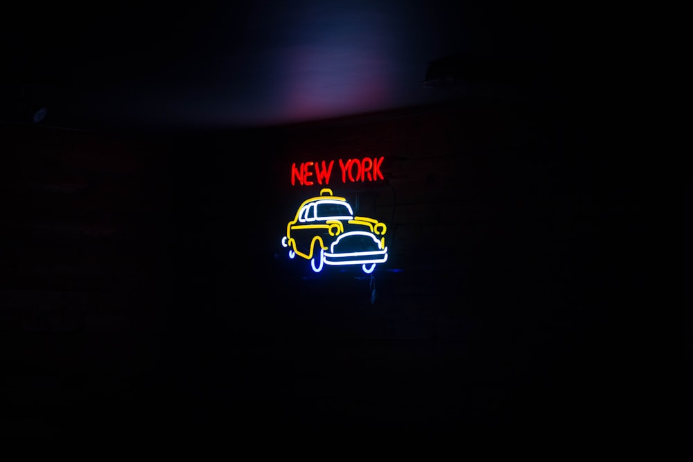 segnaletica luminosa al neon di New York rossa e gialla