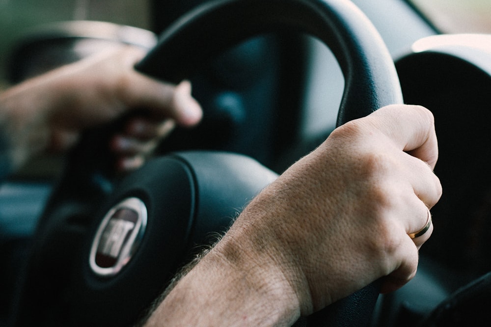 homme au volant d’une voiture Fiat