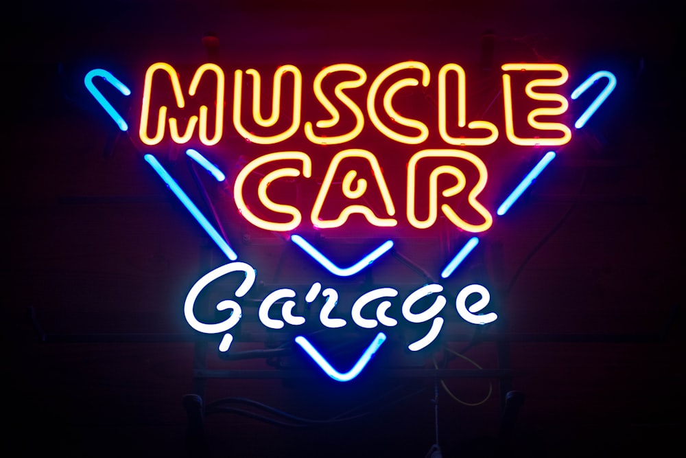 Muscle Car Garage 네온 불빛 간판을 켰습니다.