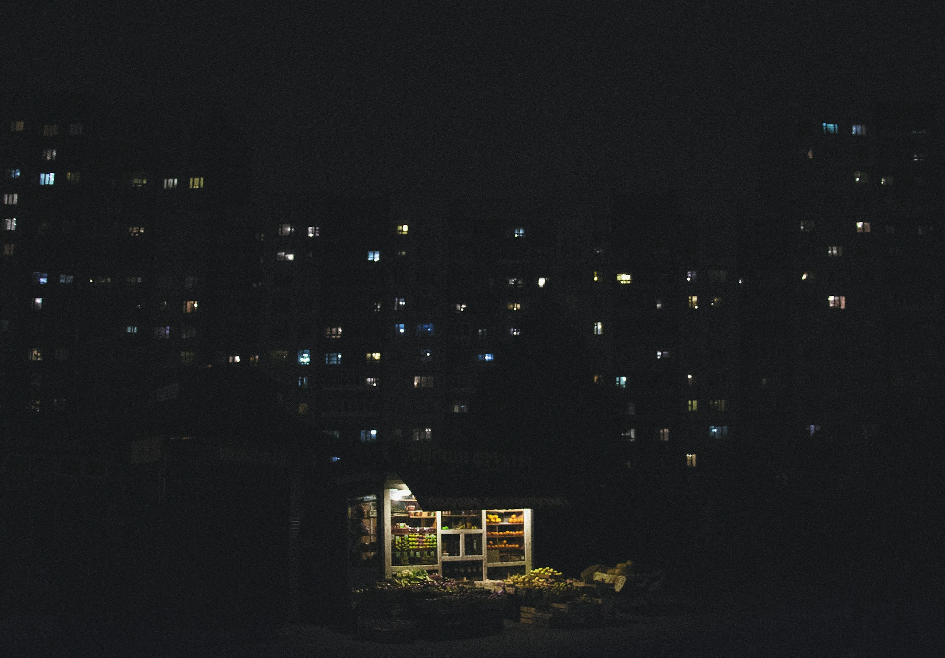 gray computer monitor