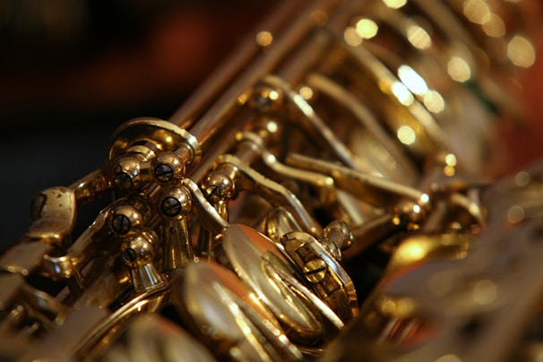 une vue de près de la mécanique d'un saxophone laqué et brillant