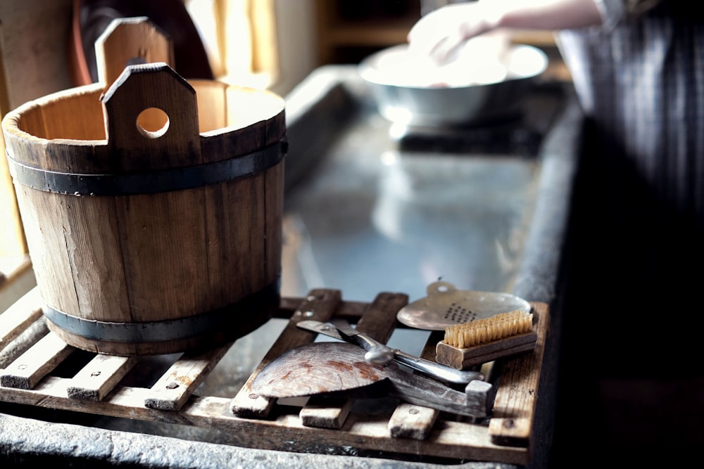 cubo de madera marrón