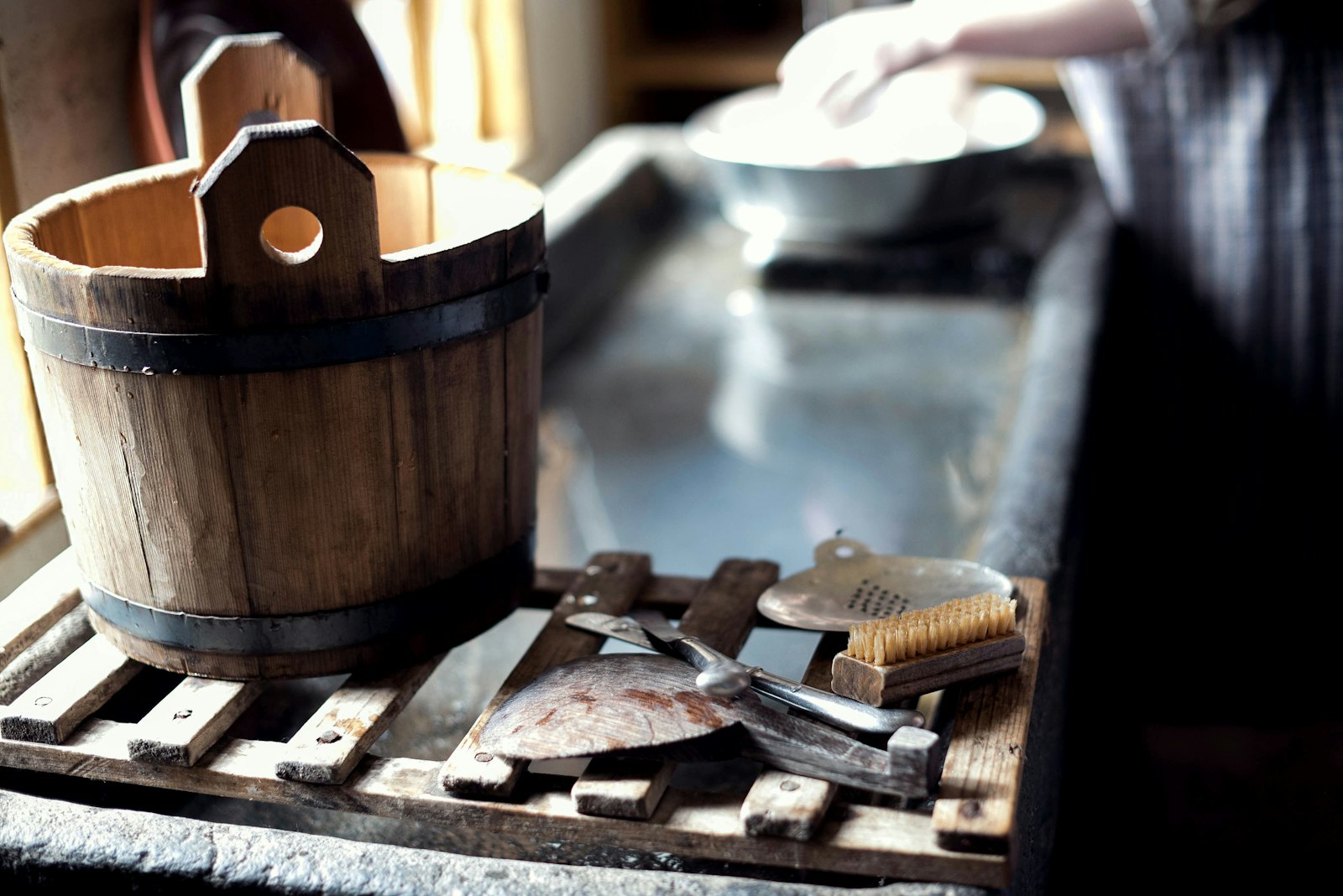 Nikon D810 + Nikon AF-S Nikkor 50mm F1.4G sample photo. Brown wooden bucket photography