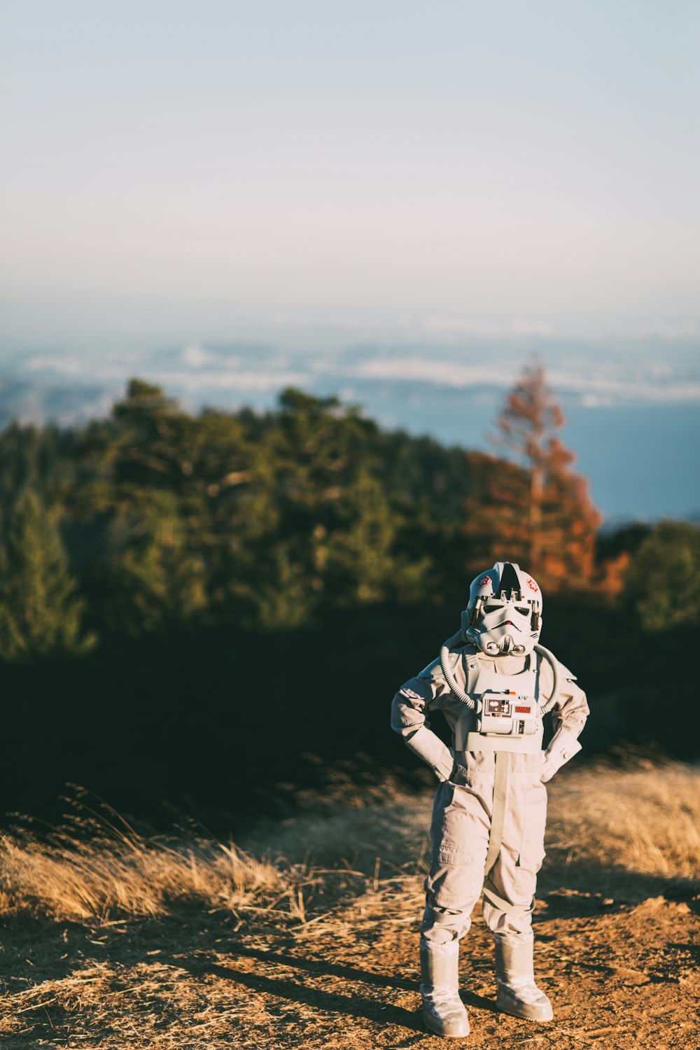 fotografia de foco seletivo de pessoa vestindo traje Stormtrooper