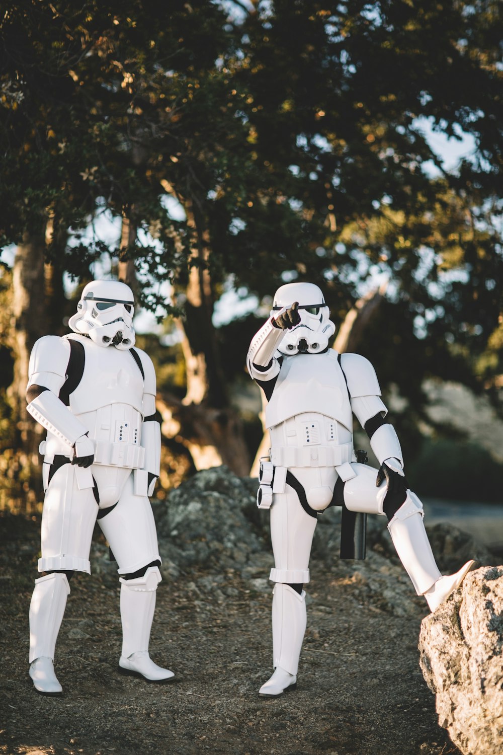 duas figuras de ação de Star Wars Stormtrooper em superfície cinza ao ar livre