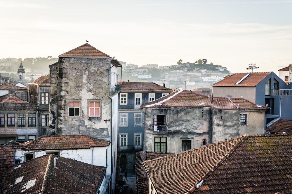 casas de concreto marrom e branco durante o dia